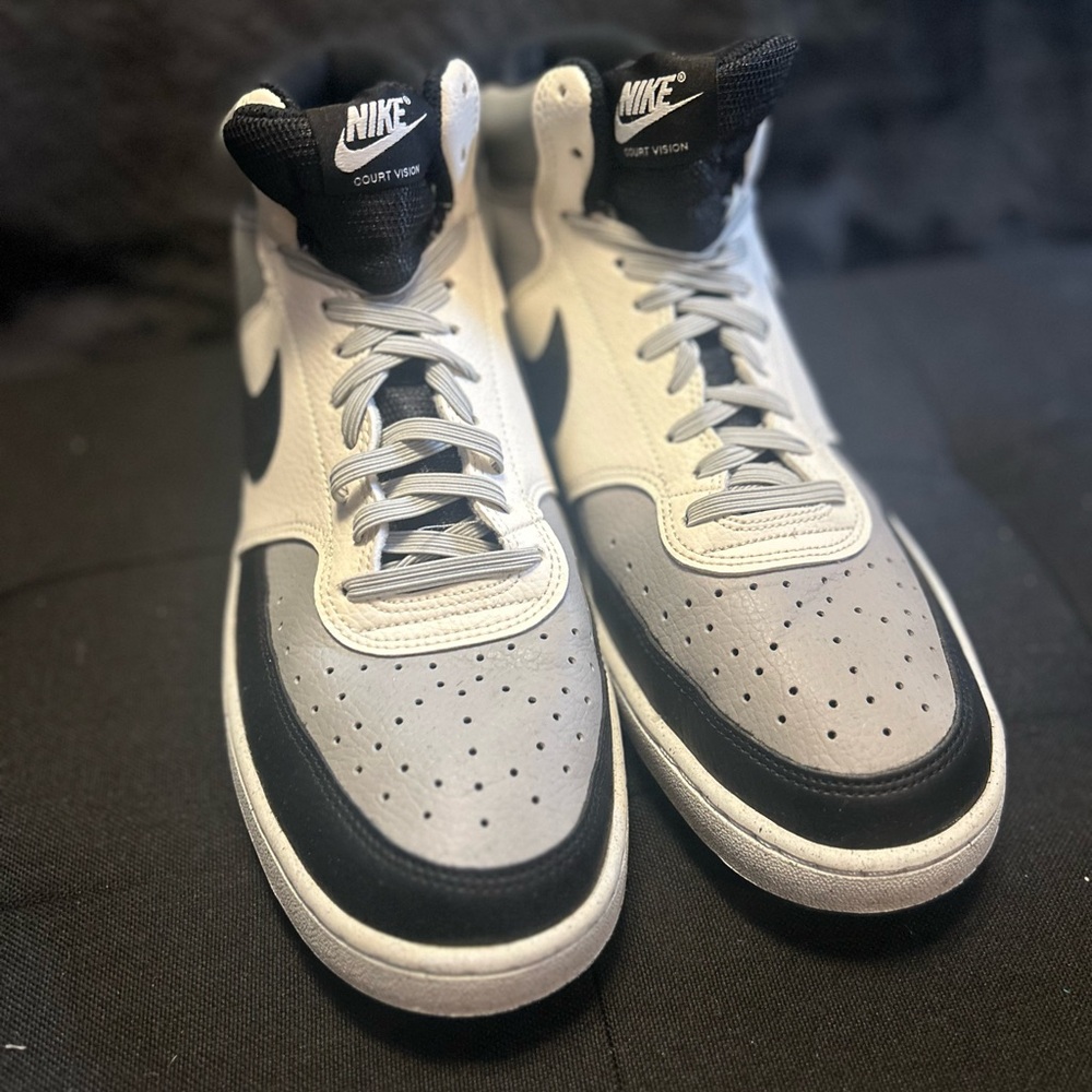 Men’s 10.5. Mike court vision mid.
